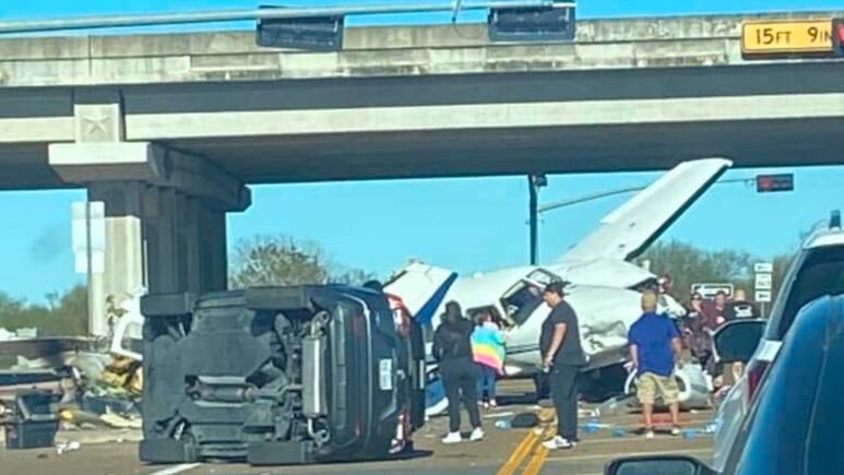 Piloto pierde el control y estrella avioneta contra tres vehículos en Texas
