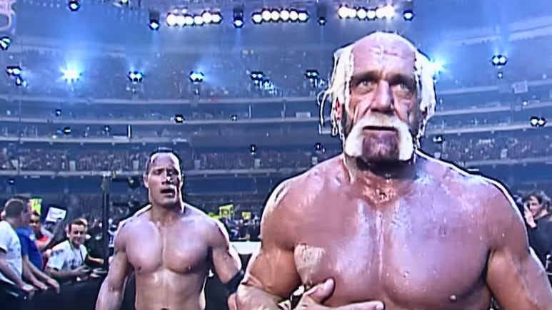 Así fue la icónica pelea entre Dwayne Johnson y Hulk Hogan que marco el regreso del luchador a la WWE
