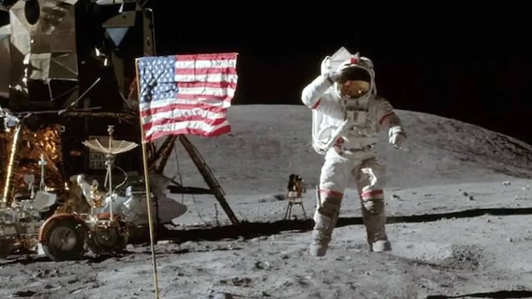 Astronauta en la luna durante la misión Apolo 11 de la NASA.