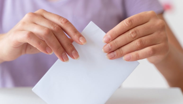 Elecciones (voto colocado en una urna).