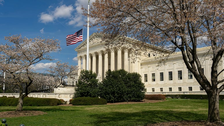 Corte Suprema de Estados Unidos avala deportación de migrantes en situación irregular