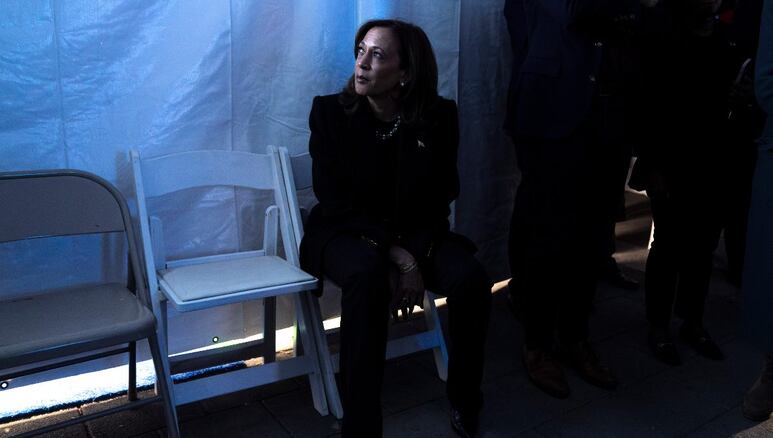 kamala harris sentada