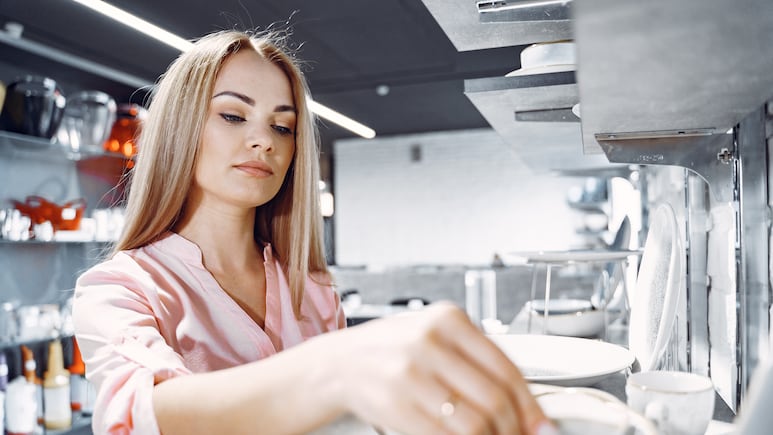 Empresa en Chicago lanza vacante para personas sin estudios; ofrece sueldo de 21 dólares la hora