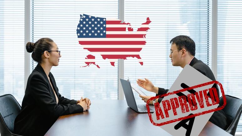 persona en entrevista bandera de estados unidos