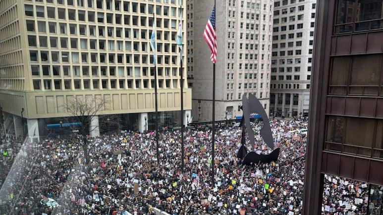 Migrantes protestan en Chicago contra ICE; conductor embistió a los manifestantes y se dio a la fuga