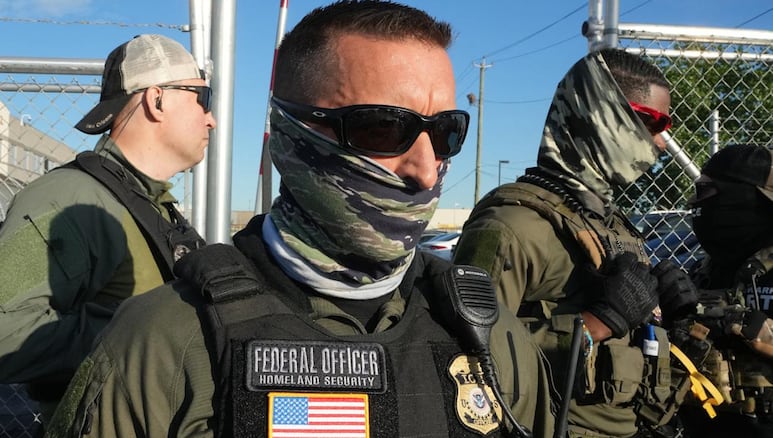 Oficiales federales de Estados Unidos con pasamontañas.