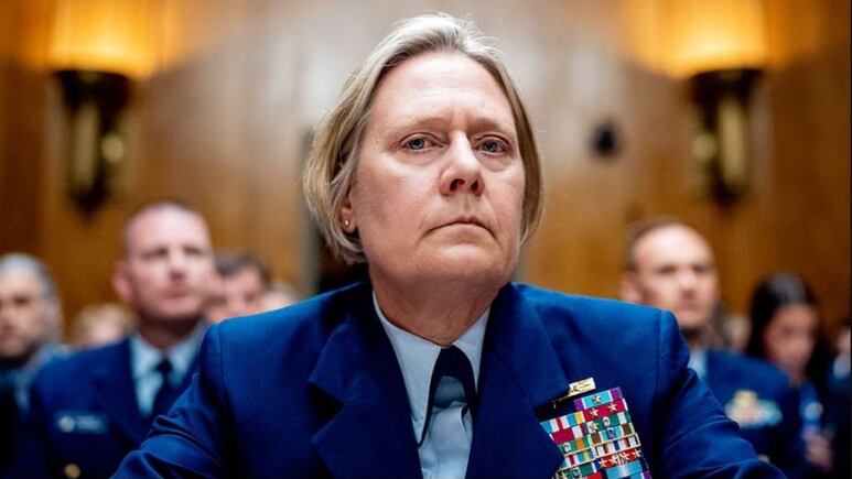 Trump releva a la primera mujer en dirigir la Guardia Costera de EEUU, la almirante Linda Fagan