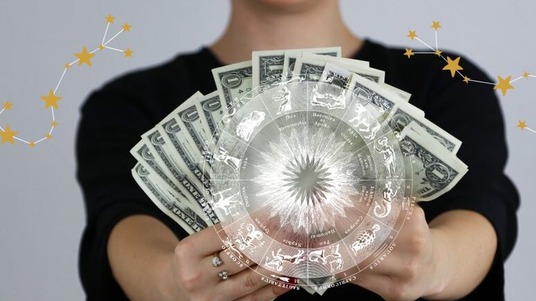 persona con billetes horóscopos