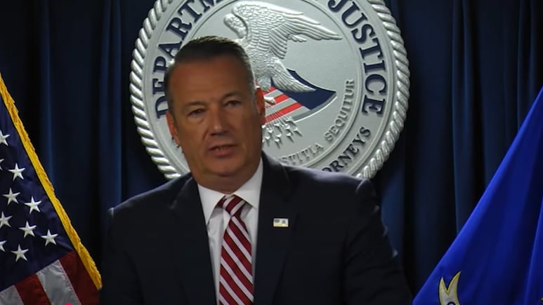 Director de ICE revela por qué sus agentes usan máscaras al detener a migrantes indocumentados