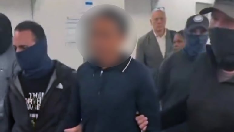 ICE arrestando a un inmigrante en oficinas de Nueva York.