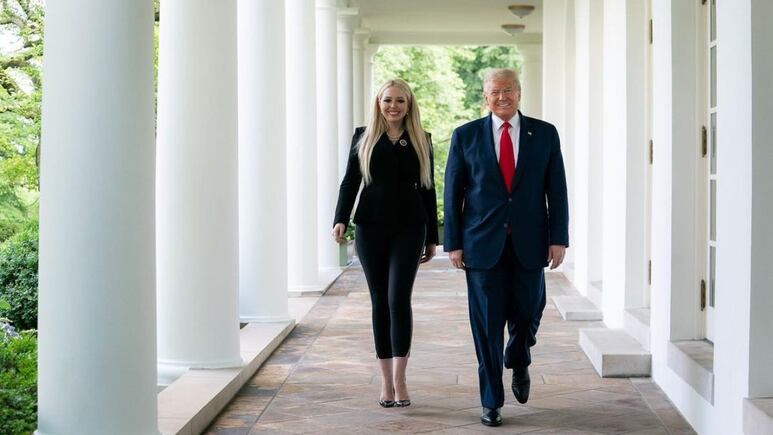 Tiffanu trump vestida de negro y donald trump de traje juntos