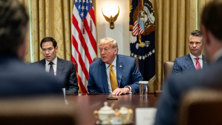 Trump impone lanza nuevos aranceles contra Irak, Libia y otros países