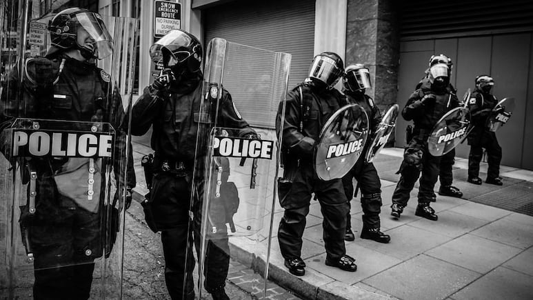 Agentes de ICE lanzan redada sorpresa en restaurante italiano y encienden la ira de la comunidad