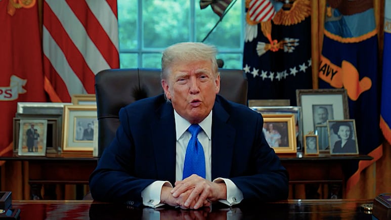 Trump da la bienvenida a nuevos ciudadanos y les pide defender los valores de EEUU