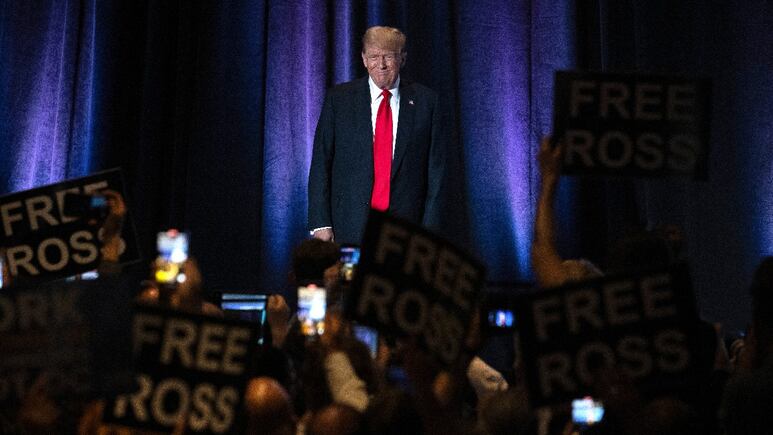 Fiscales estatales demócratas demandan a Trump por orden que intenta prohibir ciudadanía por nacimiento.