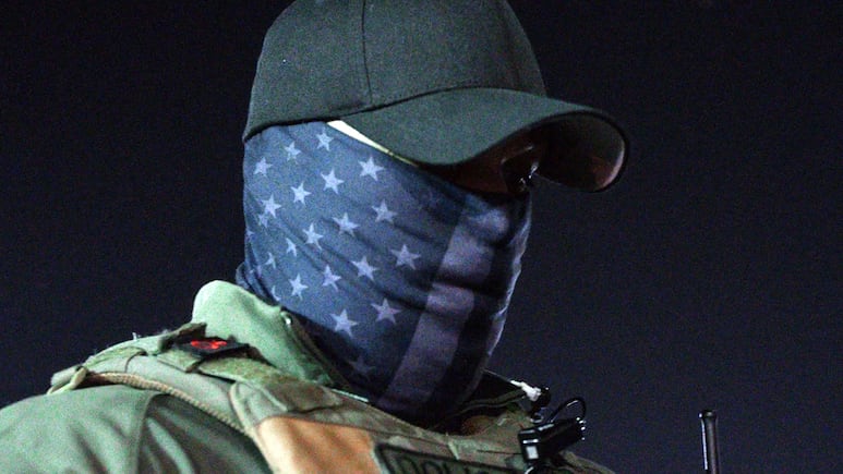 Policía enmascarado del ICE (Servicio de Inmigración y Control de Aduanas de Estados Unidos).