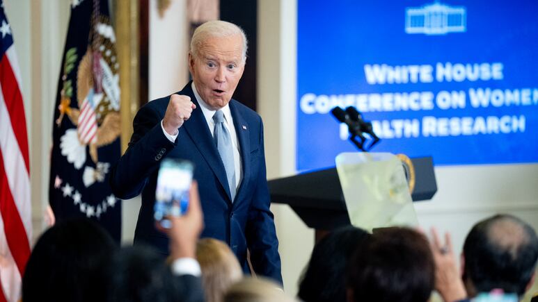 Biden critica plan de Trump de imponer aranceles a México y Canadá, "sería un desastre económico"