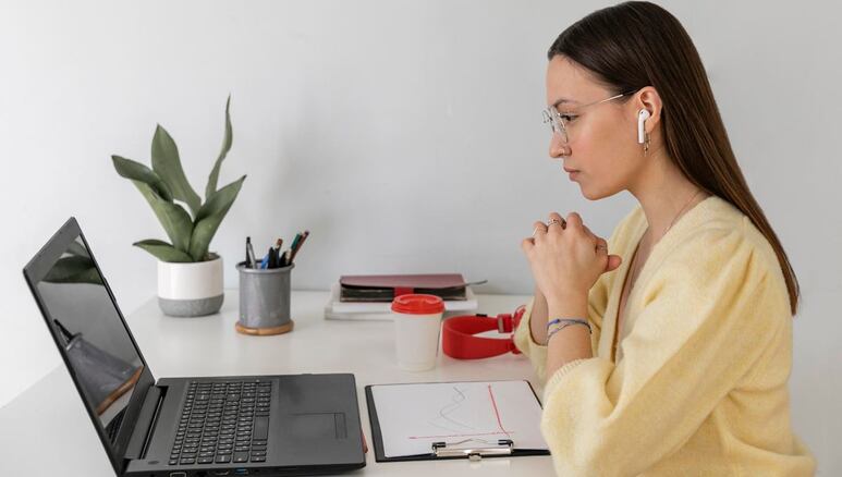 mujer computadora