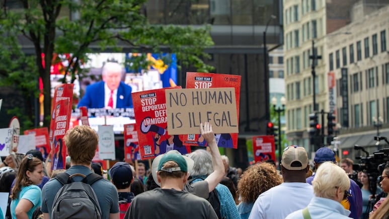 Migrantes en Illinois aseguran que no cederán ante la agenda de odio de Trump tras redadas en LA