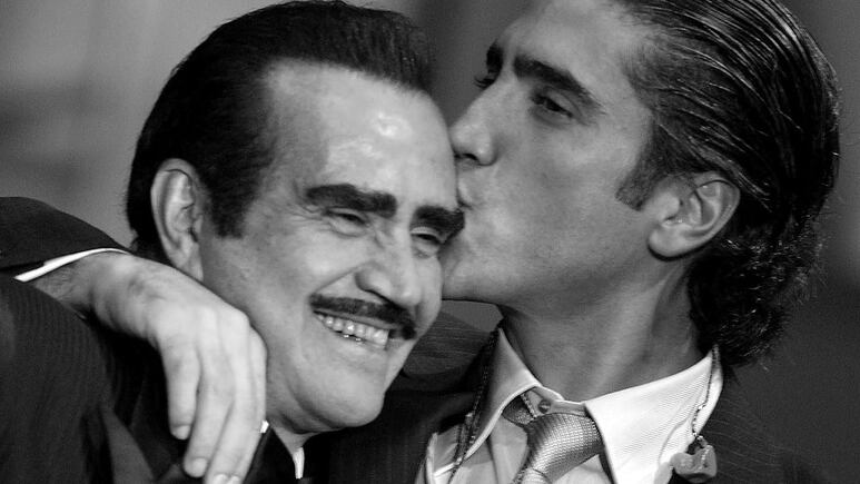 Alejandro Fernández reacciona furioso a falsa imagen de su papá Chente apoyando a Donald Trump