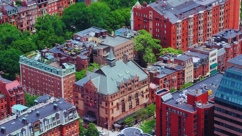 Juez federal impide que administración Trump impida inscripción de estudiantes extranjeros en Harvard