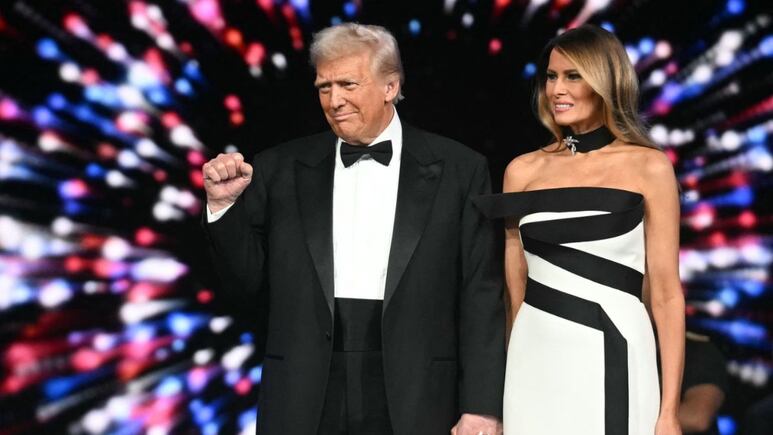 Melania Trump causa sensación con exclusivo vestido diseñado para el baile inaugural