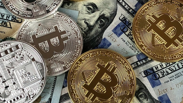 Bitcoins y dólares.