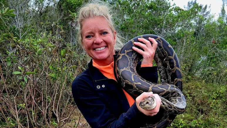 ¿Quién es Amy Siewe? La “cazadora de pitones” de Florida con más de 600 serpientes capturadas