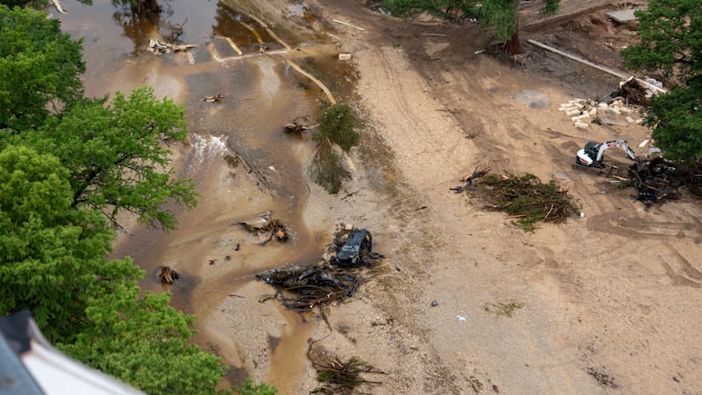 Sube el número de muertos en Texas a 82 y continúan desaparecidas unas niñas del campamento
