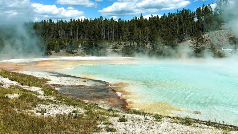 El parque nacional más antiguo de EEUU que resguarda géiser en su interior; esta es la razón por la que NO se puede nadar en sus aguas termales