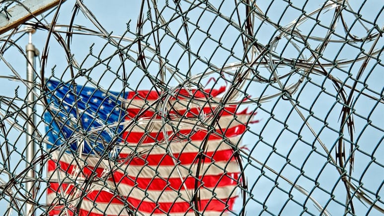 Migrantes arrestados revelan que centros de detención de ICE en Texas son insalubres e indignas