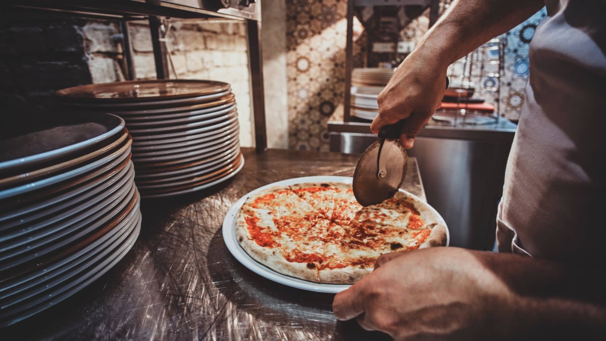 La legendaria pizzería en Chicago que fue reconocida como la mejor de EEUU reabre sus puertas 12 años después