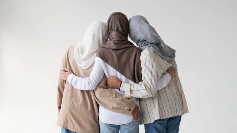 Irán suspende ley que obliga a mujeres a llevar hiyab en público; pero no todo son buenas noticias