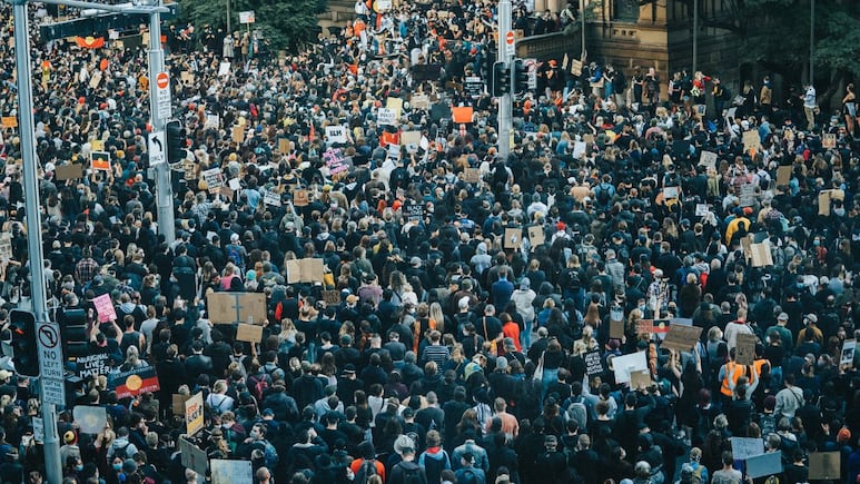 CDMX alza la voz por la gentrificación y vandalizan locales