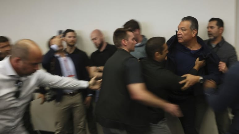 ¿Quién es Alex Padilla, senador por California expulsado con violencia de la rueda de prensa de Kristi Noem?