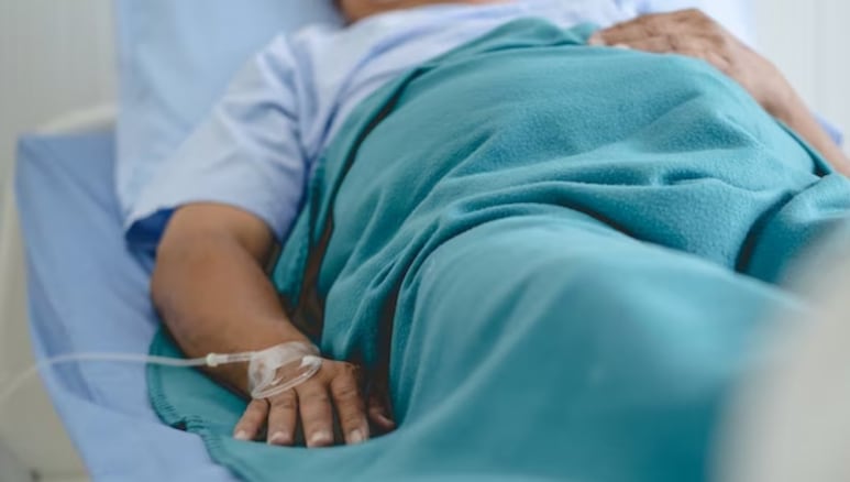 La mujer resultó gravemente herida tras ser degollada por su expareja.