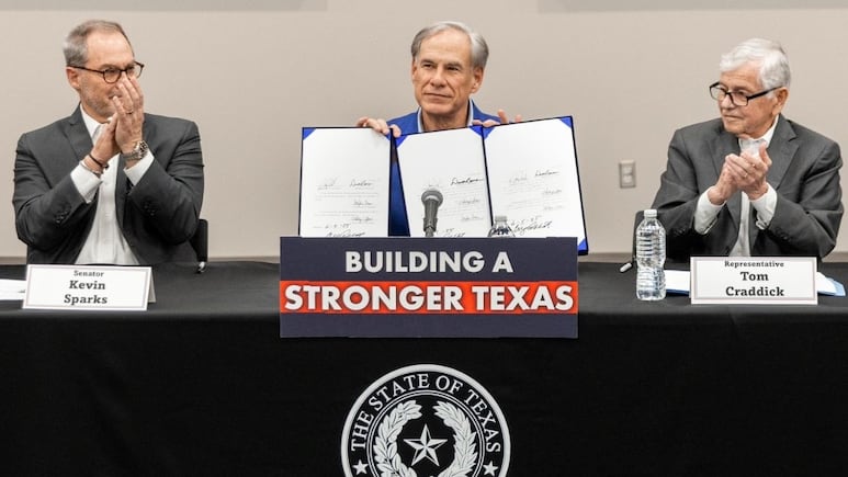 Greg Abbott, gobernador de Texas ELIMINA beneficio a migrantes indocumentados que estuvo vigente 25 años