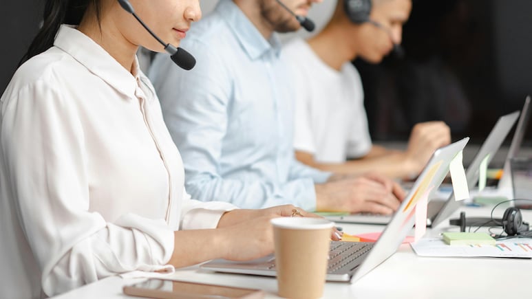 Call center (servicio de atención a través de línea telefónica).