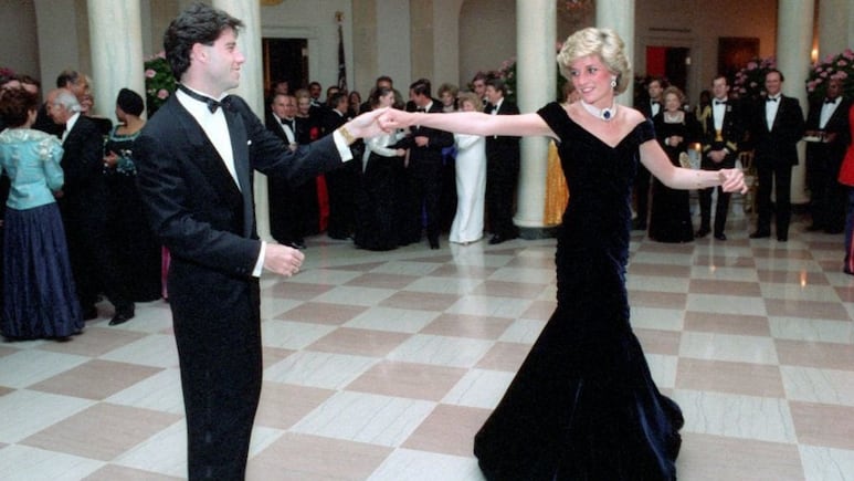 Lady Di y el icónico baile con John Travolta que sorprendió a todos; así se recuerda en su aniversario 64