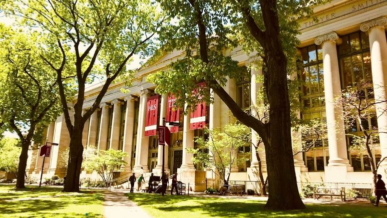 El Departamento de Seguridad intensifica medidas contra Harvard por estudiantes extranjeros