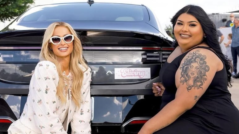 Paris Hilton regala a hispana un auto nuevo, luego de que se incendiara; así fue el momento