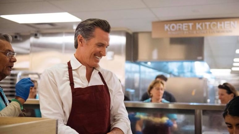 ¿Quién es Gavin Newsom gobernador que podría ser arrestado por defender a migrantes de California?