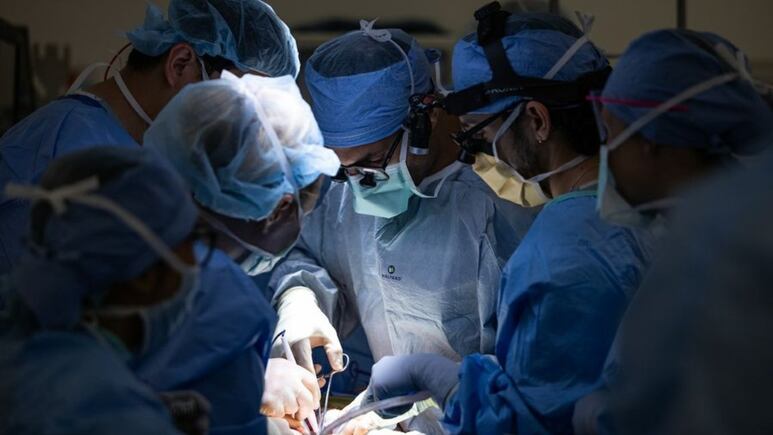 Latino se convierte en la primera persona en la historia en recibir un trasplante de vejiga