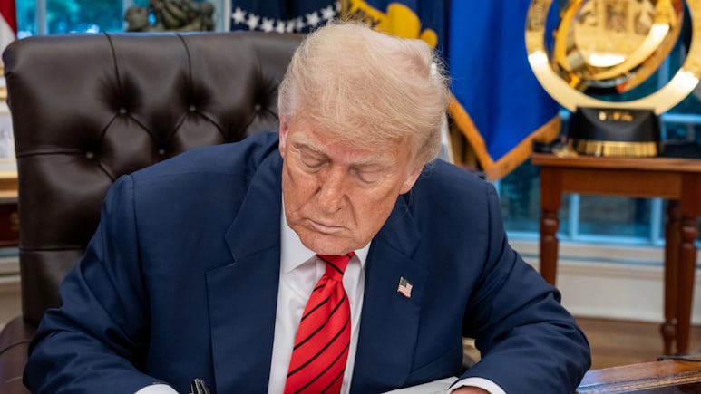 Economía de EEUU crece un 3 % incluso con aranceles de Trump