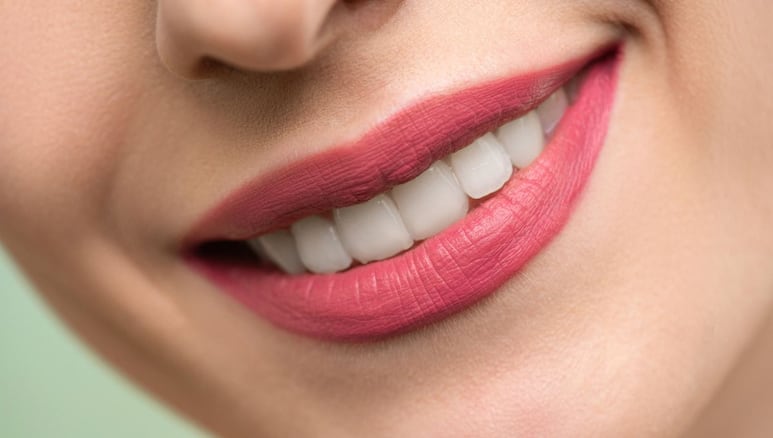 Dientes blancos y saludables.