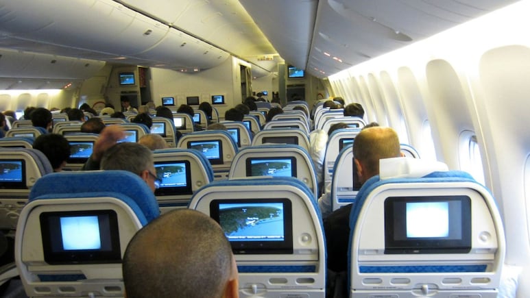 Este país multará a pasajeros que se levanten antes de que el avión se detenga