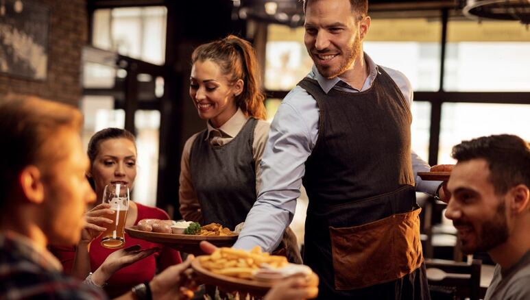 personas trabajando en restaurante