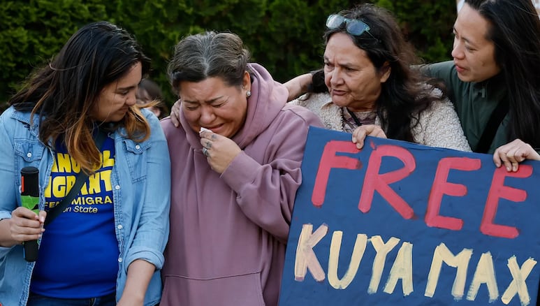 Protesta en el aeropuerto de Seattle por el arresto de un filipino.