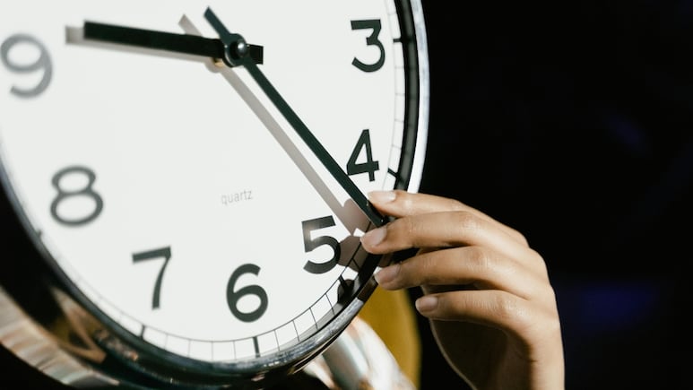 ¿Qué día termina el horario de verano 2025 en EE.UU? Toma nota para cambiar tus relojes
