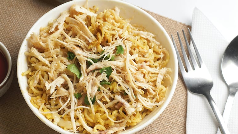 Pasta instantánea con pollo.